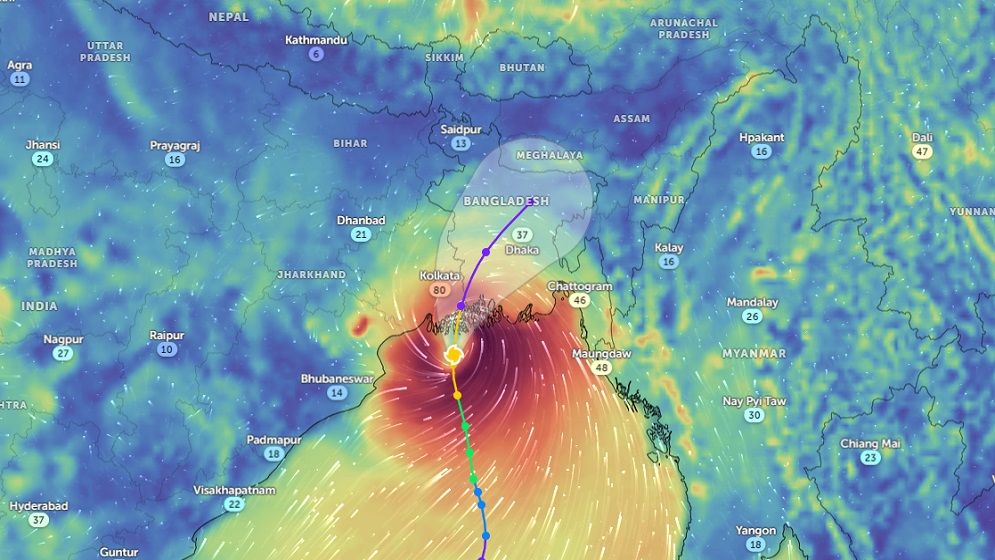 উপকূল অতিক্রম করছে ঘূর্ণিঝড় ‘রেমাল’