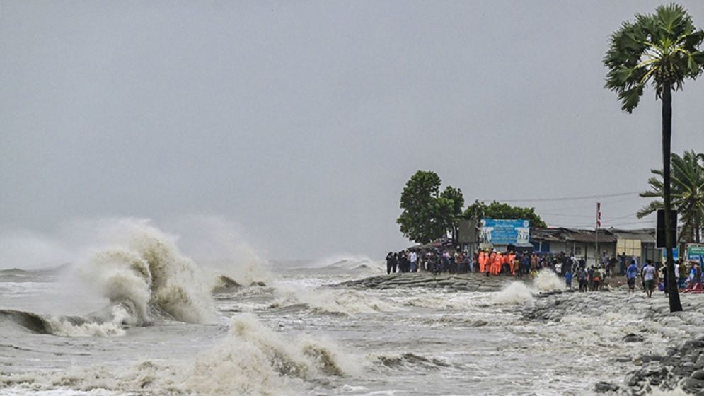 উপকূল পার হয়ে ঘূর্ণিঝড় রেমাল এখন খুলনার কয়রায়