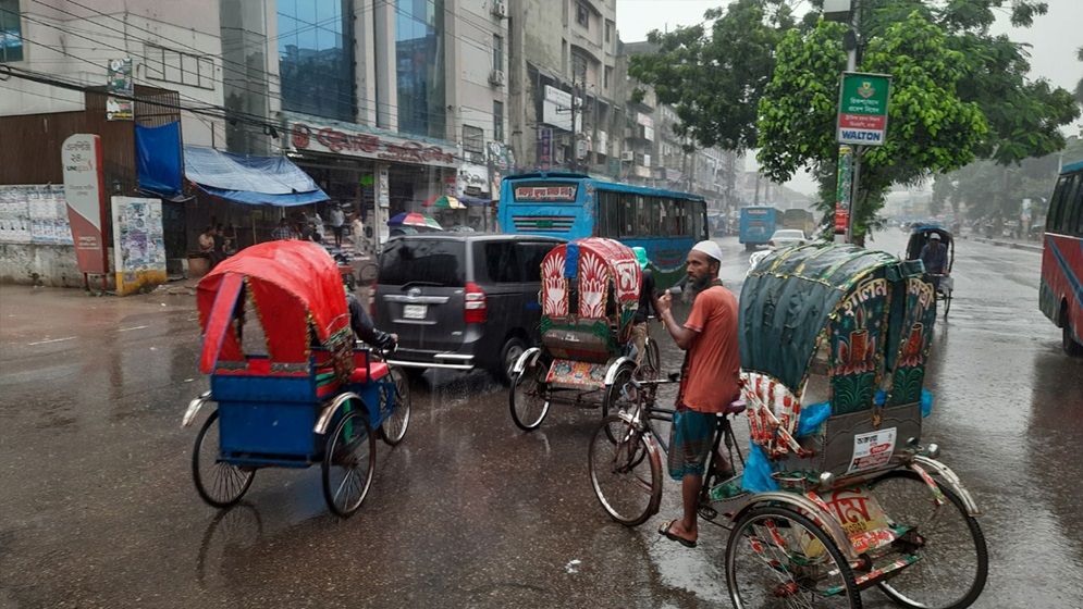 আষাঢ়ে বৃষ্টিতে ভোগান্তি পোহাল রাজধানীবাসী