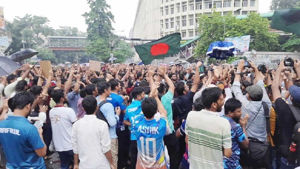 কোটা বাতিলের দাবিতে শাহবাগে শিক্ষার্থীদের অবস্থান