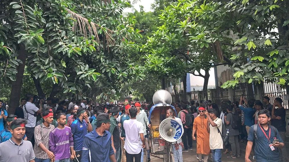 কোটা বাতিলের দাবিতে ঢাকা বিশ্ববিদ্যালয় থেকে মিছিল শুরু