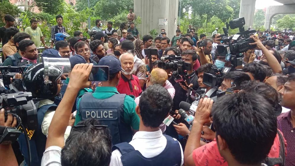 ঢাবিতে ‘মার্চ ফর জাস্টিস’ কর্মসূচিতে পুলিশের বাধা