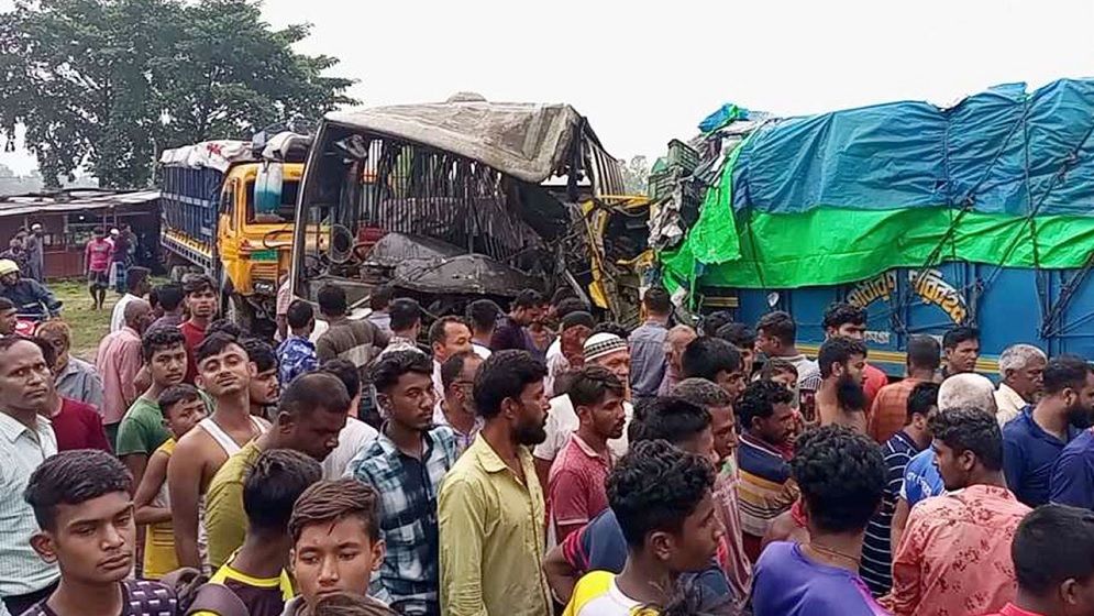 দিনাজপুরে বাস-ট্রাকের সংঘর্ষে নিহত ৫, আহত ২৫