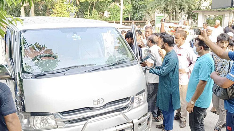 অর্ধশত মোটরসাইকেল ও গাড়ির বহর নিয়ে বাড়ি ফিরলেন জামিনে মুক্ত বাবু চেয়ারম্যান