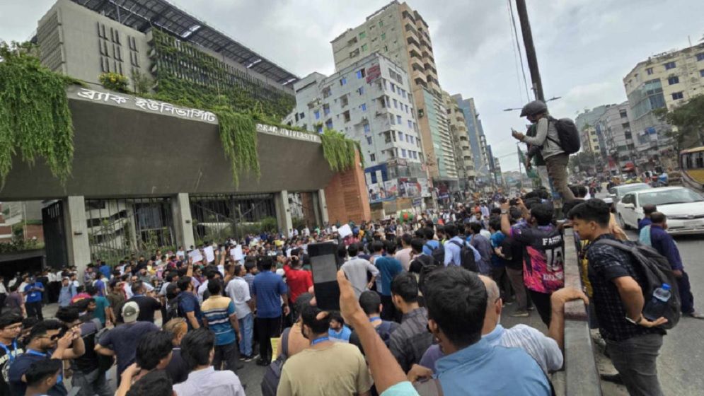 বাড্ডায় ব্র্যাক বিশ্ববিদ্যালয় শিক্ষার্থীদের সড়ক অবরোধ