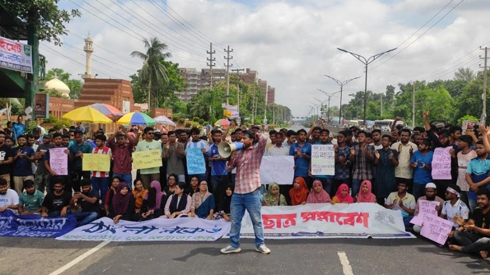 জাহাঙ্গীরনগর বিশ্ববিদ্যালয়ের শিক্ষার্থীদের ঢাকা-আরিচা মহাসড়ক অবরোধ