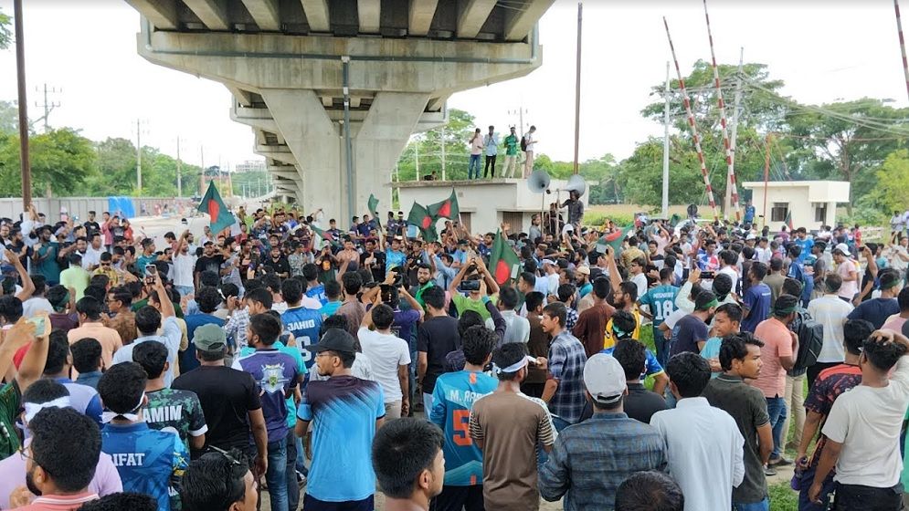 কোটা বাতিলের দাবিতে রাবি শিক্ষার্থীদের রেলপথ অবরোধ