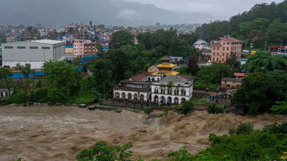 নেপালে ভূমিধসে নদীতে ছিটকে পড়ল দুই বাস, নিখোঁজ ৬৩