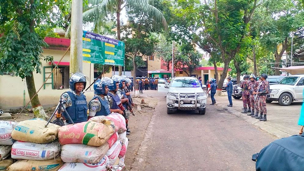 নরসিংদী কারাগার থেকে পালানো ২৯৮ জন বন্দীর আত্মসমর্পণ