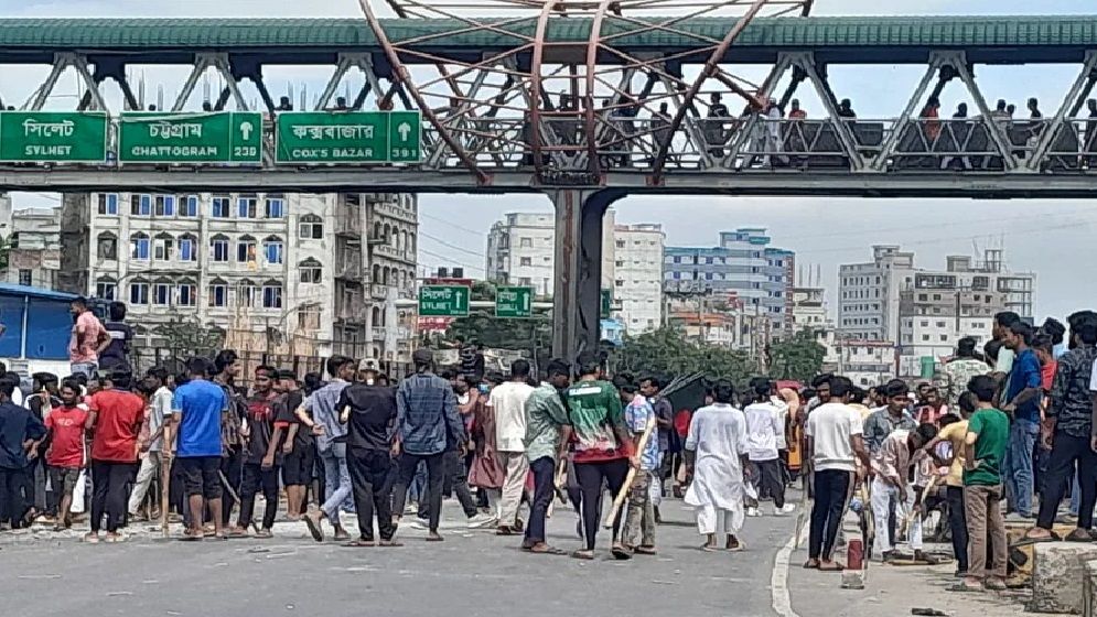 শনির আখড়ায় ঢাকা-চট্টগ্রাম মহাসড়ক অবরোধ আন্দোলনকারীদের