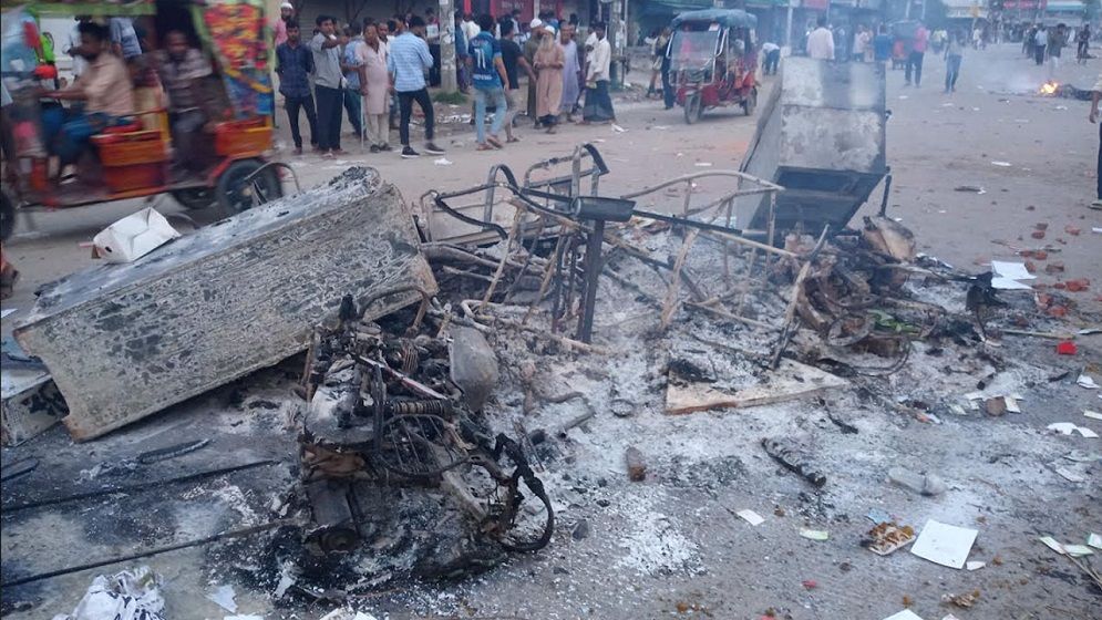 গোড়াই হাইও‌য়ে থানা‌য় হামলা-অ‌গ্নিসং‌যোগ, ও‌সিসহ ১০ জন আহত