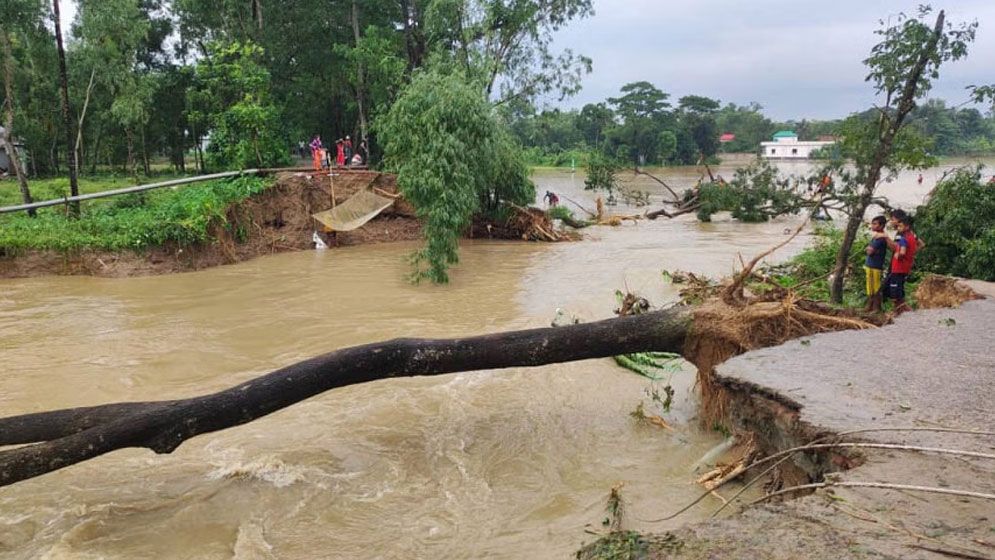 পানিবন্দি লাখ লাখ মানুষ, প্লাবিত হচ্ছে নতুন নতুন এলাকা