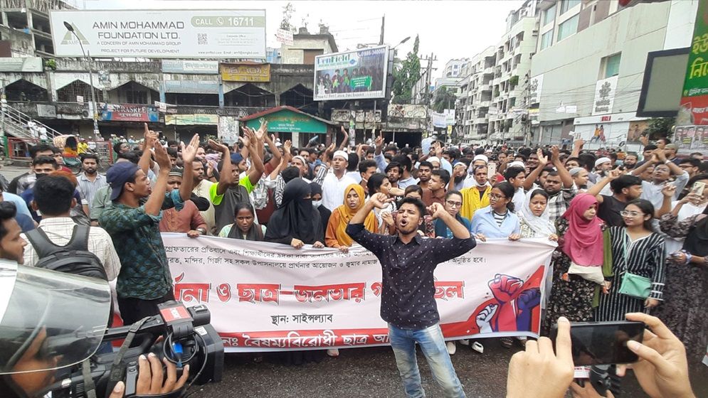 বৃষ্টিতে ভিজে রাজধানীর বিভিন্ন স্থানে শিক্ষার্থীদের গণমিছিল