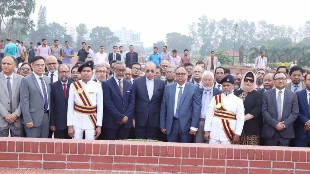 জাতীয় স্মৃতিসৌধ ও শহীদ মিনারে প্রধান বিচারপতির শ্রদ্ধা