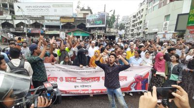 বৃষ্টিতে ভিজে রাজধানীর বিভিন্ন স্থানে শিক্ষার্থীদের গণমিছিল