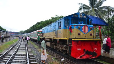 স্বল্প পরিসরে ট্রেন চলাচল শুরু