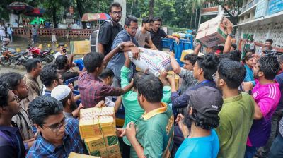 টিএসসিতে ত্রাণ দিতে আসা মানুষের ঢল