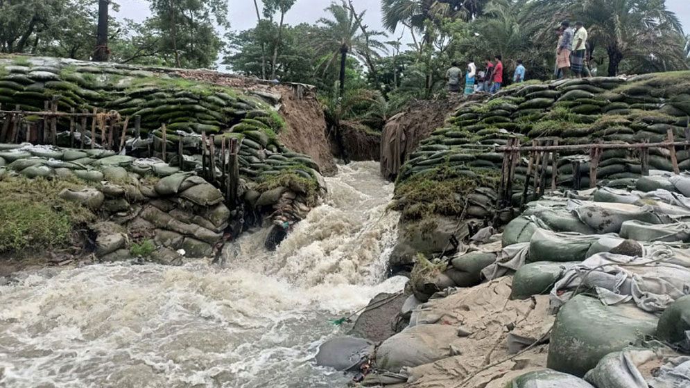 সীতাকুণ্ডে পানির ঢলে ভেঙে গেছে সাগর সংলগ্ন বেড়িবাঁধ