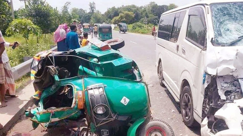 সিরাজগঞ্জে সিএনজি-মাইক্রোবাস সংঘর্ষ, নিহত ৫