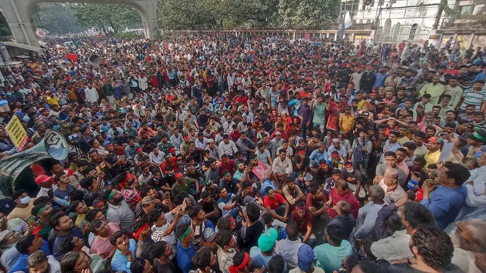 ঢাকার বিভিন্ন সড়ক অবরোধ করে আজও বিক্ষোভ করছেন রিকশাচালকরা