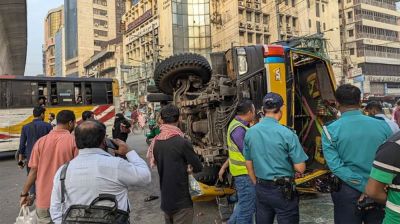 পল্টনে বাস-ট্রাক সংঘর্ষে নিহত ১