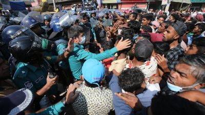 ব্যাটারিচালিত রিকশাচালকদের সড়ক অবরোধ, সংঘর্ষে দুই পুলিশ আহত