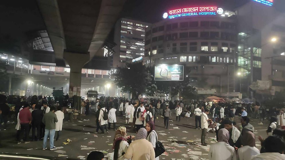 ১১ ঘণ্টা আন্দোলনের পর অবরোধ ছাড়লেন চিকিৎসকরা