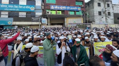 অবস্থান ধর্মঘট পালন করছেন সাদপন্থিরা