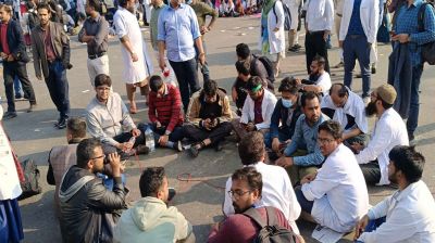 প্রজ্ঞাপন ছাড়া শাহবাগ মোড় ছাড়বেন না চিকিৎসকরা