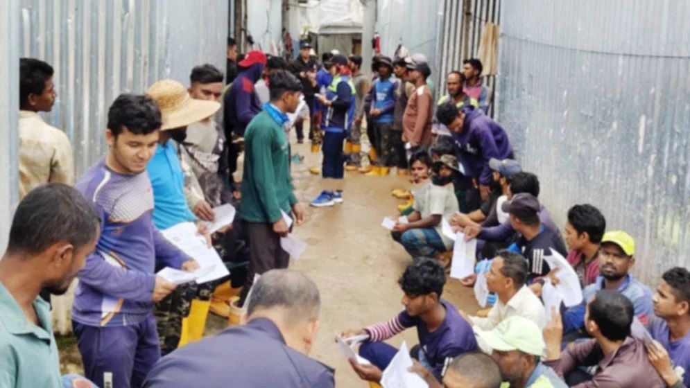 মালয়েশিয়ায় যৌথ অভিযানে ৭৬ বাংলাদেশি আটক