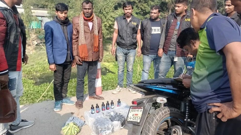 মানিকগঞ্জে ১৫০ বোতল ফেনসিডিলসহ দুই মাদক কারবারি আটক