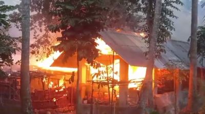 বাগেরহাটে বিএনপির দুই পক্ষের বিরোধে ৮ বাড়িতে আগুন