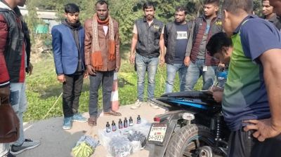 মানিকগঞ্জে ১৫০ বোতল ফেনসিডিলসহ দুই মাদক কারবারি আটক