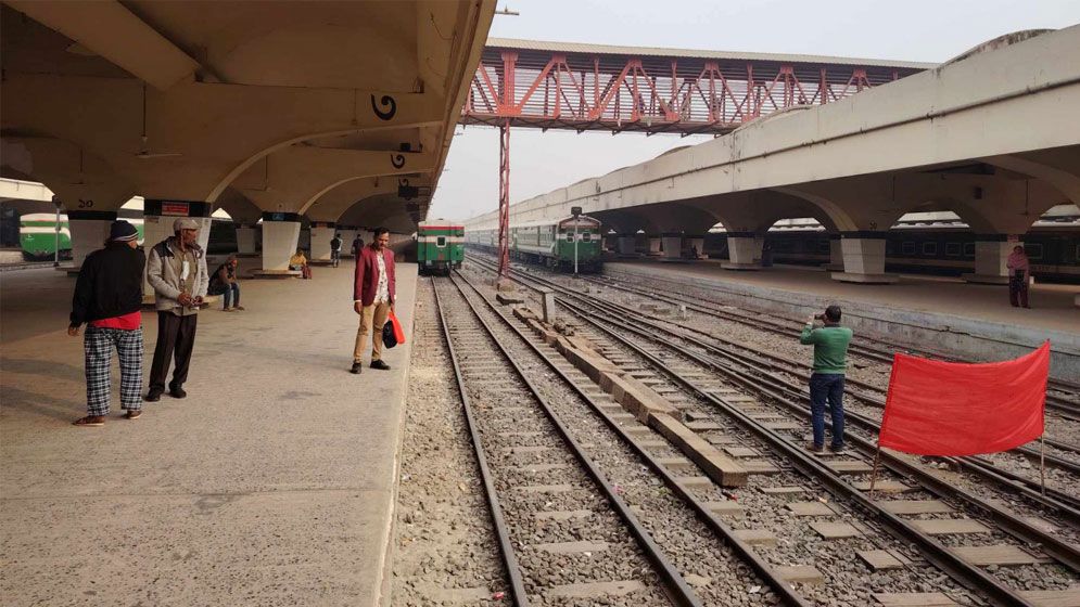 ট্রেন চলাচল বন্ধ, যাত্রীদের দুর্ভোগ