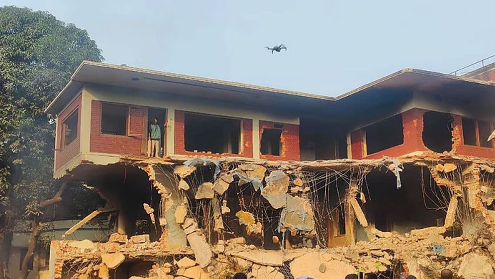 সকালেও ভাঙা হচ্ছে ধানমন্ডি ৩২ নম্বরের বাড়ি