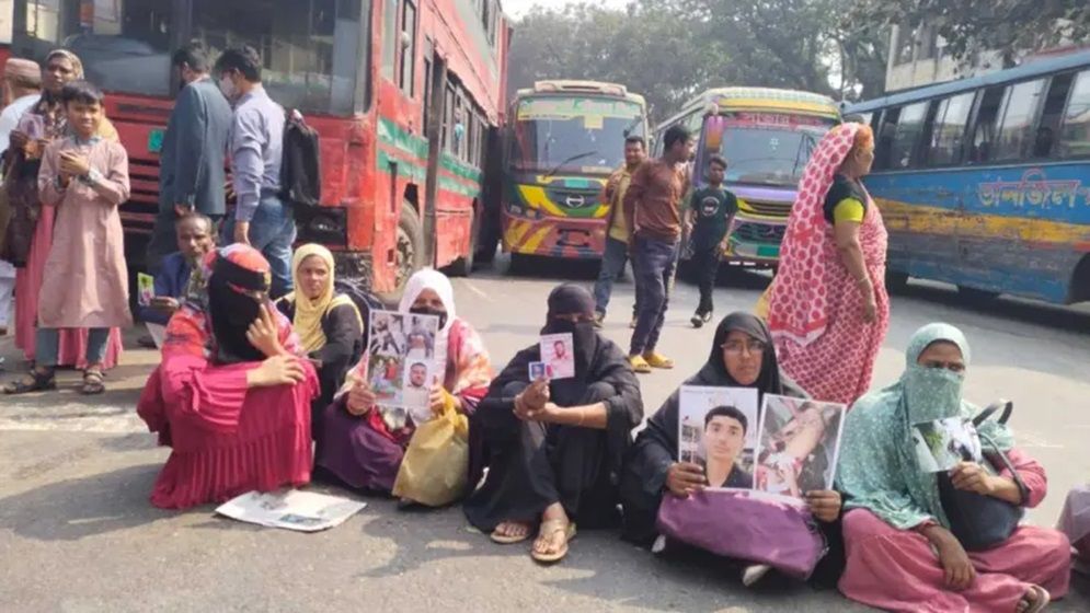 শেখ হাসিনার বিচার দাবিতে অভ্যুত্থানে শহীদ পরিবারের সদস্যদের শাহবাগ অবরোধ