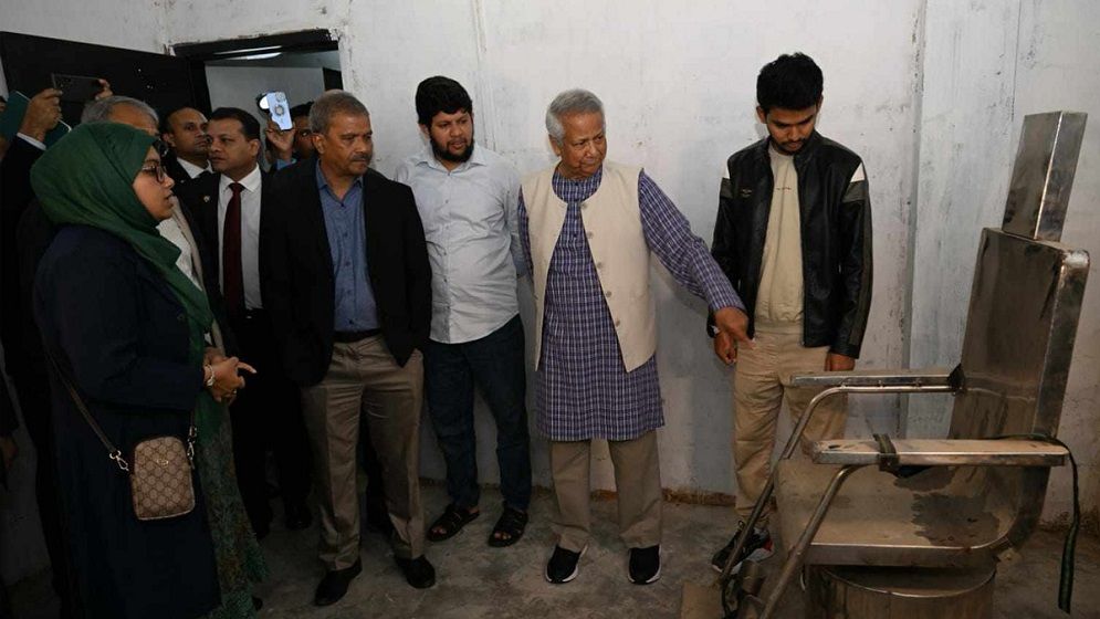 দেশি-বিদেশি গণমাধ্যমকে নিয়ে আয়নাঘর পরিদর্শনে প্রধান উপদেষ্টা