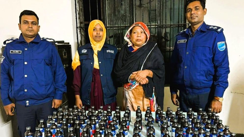 আলমারিতে লুকিয়ে মাদক বিক্রি, ফেনসিডিলসহ নারী গ্রেপ্তার