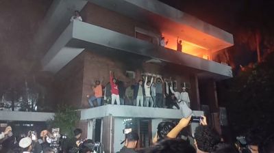 ভাঙচুরের পর ধানমন্ডি ৩২ নম্বর বাড়িতে আগুন