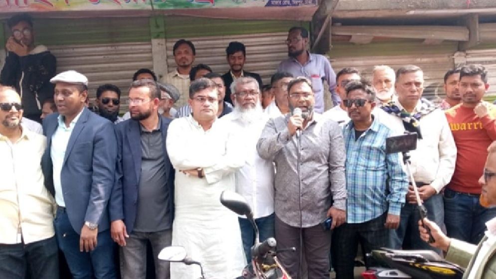 মিরপুরে ১০৭ বছরের পুরোনো মাঠ দখলমুক্ত করার দাবিতে মানববন্ধন