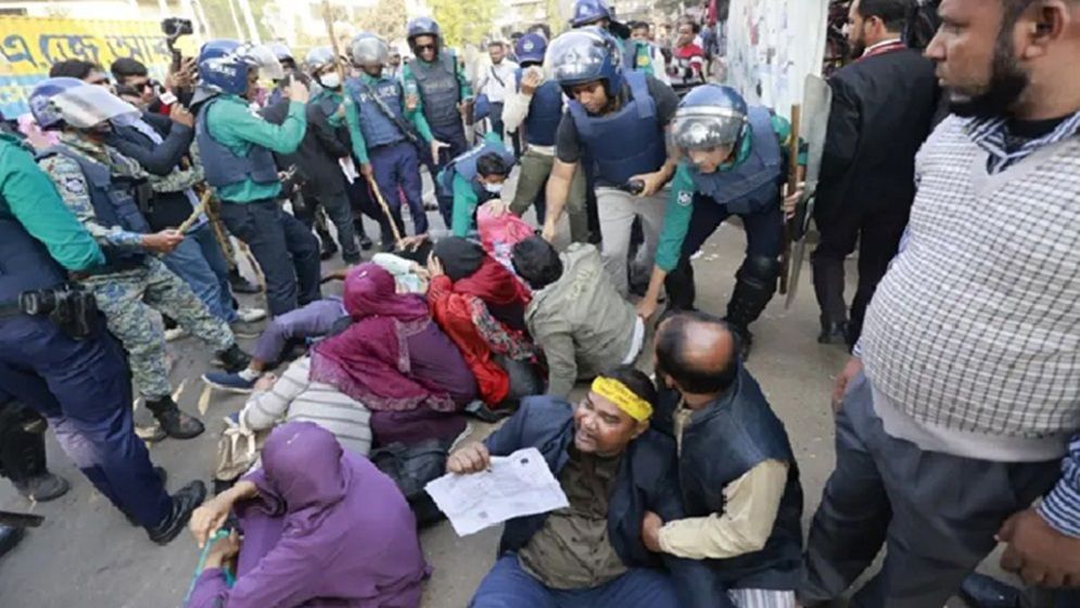 শাহবাগে শিক্ষকদের অবরোধ, পুলিশের লাঠিচার্জ ও জলকামান নিক্ষেপ