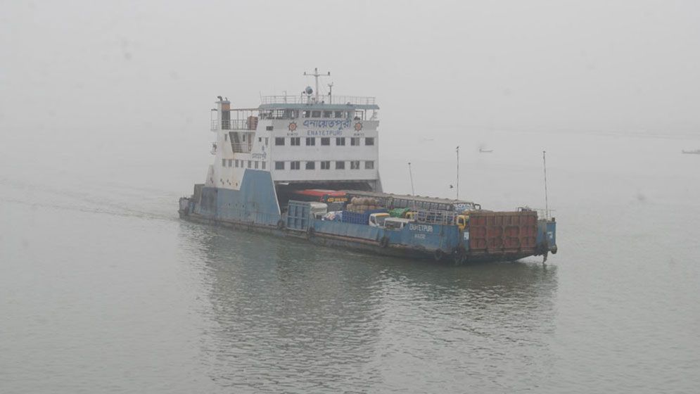 ঘন কুয়াশায় শরীয়তপুর-চাঁদপুর রুটে ফেরি চলাচল বন্ধ