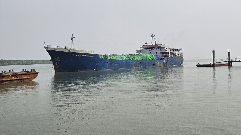 ১৬ দিন পর পণ্যবাহী কার্গো ছেড়ে দিল আরাকান আর্মি