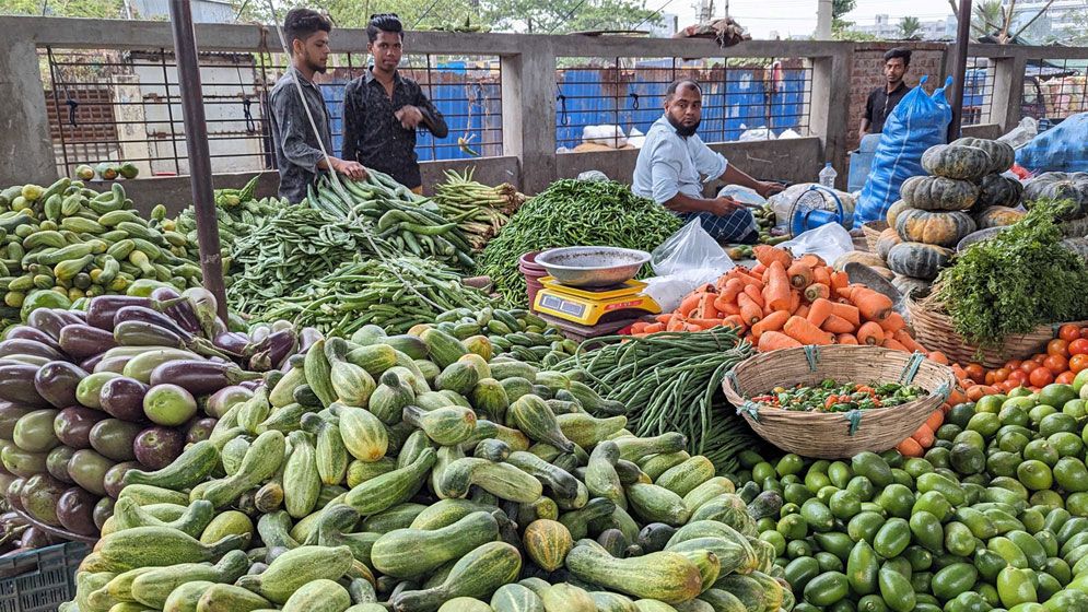 রমজানে নিত্যপণ্যের দামে আগুন, লাগামহীন লেবু-বেগুন-তেলের বাজার