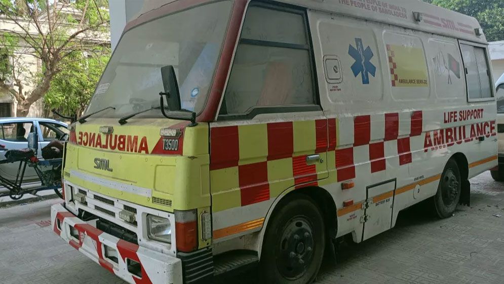 অযত্নে অকেজো চুয়াডাঙ্গা সদর হাসপাতালের আইসিইউ অ্যাম্বুলেন্স