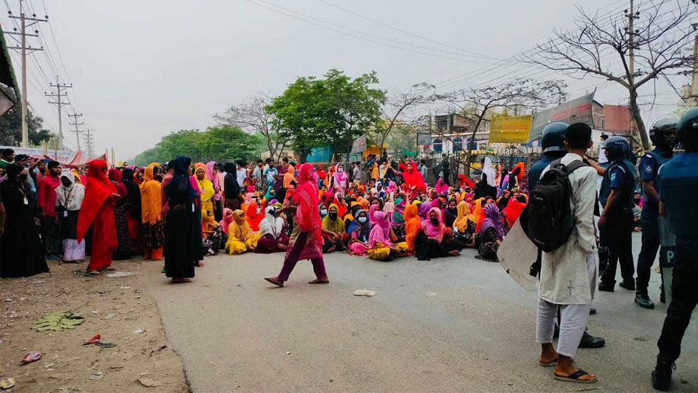 ঈদের ছুটি বাড়ানোর দাবিতে গাজীপুরে শ্রমিকদের অবরোধ