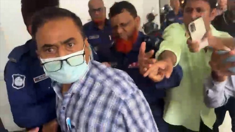 নাটোরে নারী নির্যাতন মামলায় সাবেক এসপি কারাগারে, সাংবাদিকদের ওপর হামলা