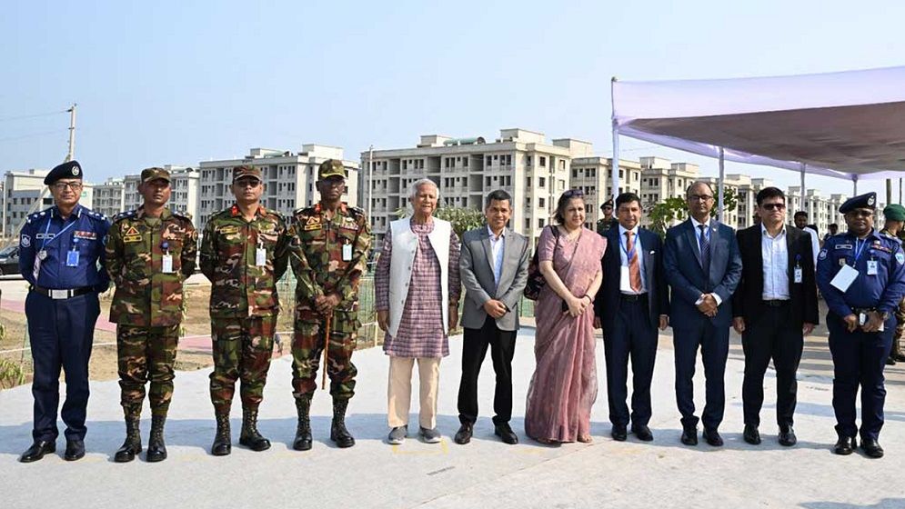 খুরুশকুলে জলবায়ু উদ্বাস্তু পুনর্বাসন প্রকল্প পরিদর্শন, স্বচ্ছতা নিশ্চিতের আহ্বান প্রধান উপদেষ্টার