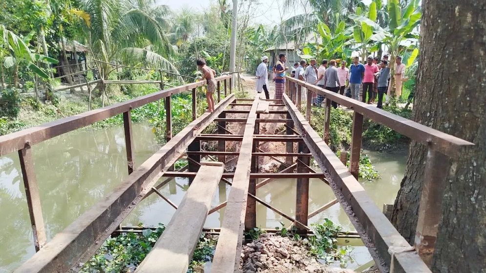 ব্রিজ ভেঙে মালামাল নেওয়ার অভিযোগে পিরোজপুরে বিএনপির ৩ নেতাকর্মী বহিষ্কৃত