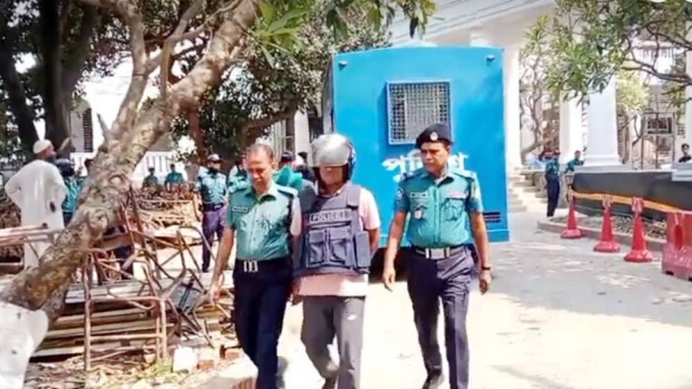 লাশ পোড়ানো মামলায় ৩ পুলিশ কর্মকর্তা কারাগারে